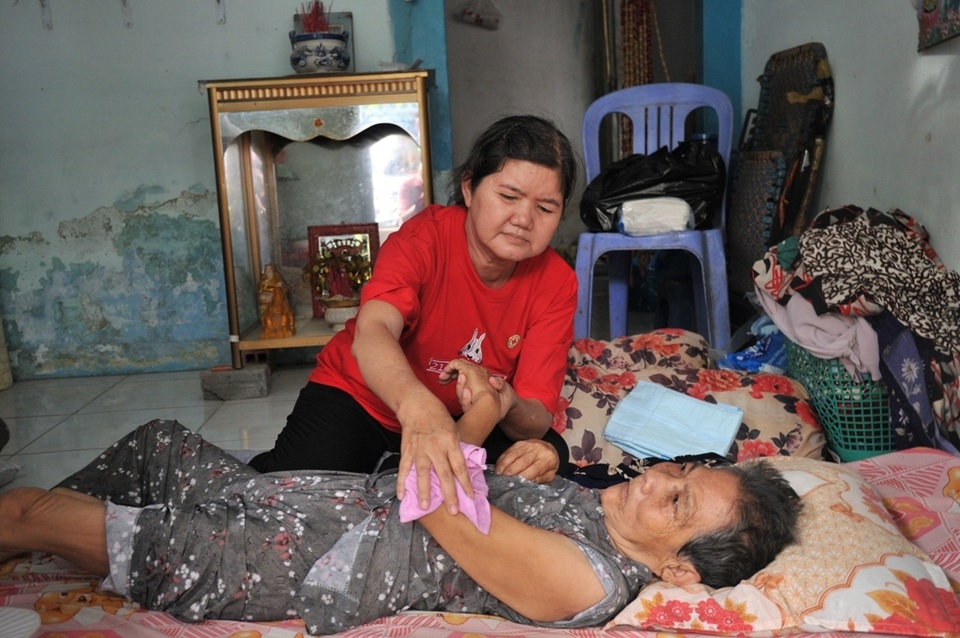 Xót cảnh cụ bà nằm liệt một chỗ… “chết mòn” vì không người thân chăm sóc - 3 Xót cảnh cụ bà nằm liệt một chỗ… “chết mòn” vì không người thân chăm sóc - 3