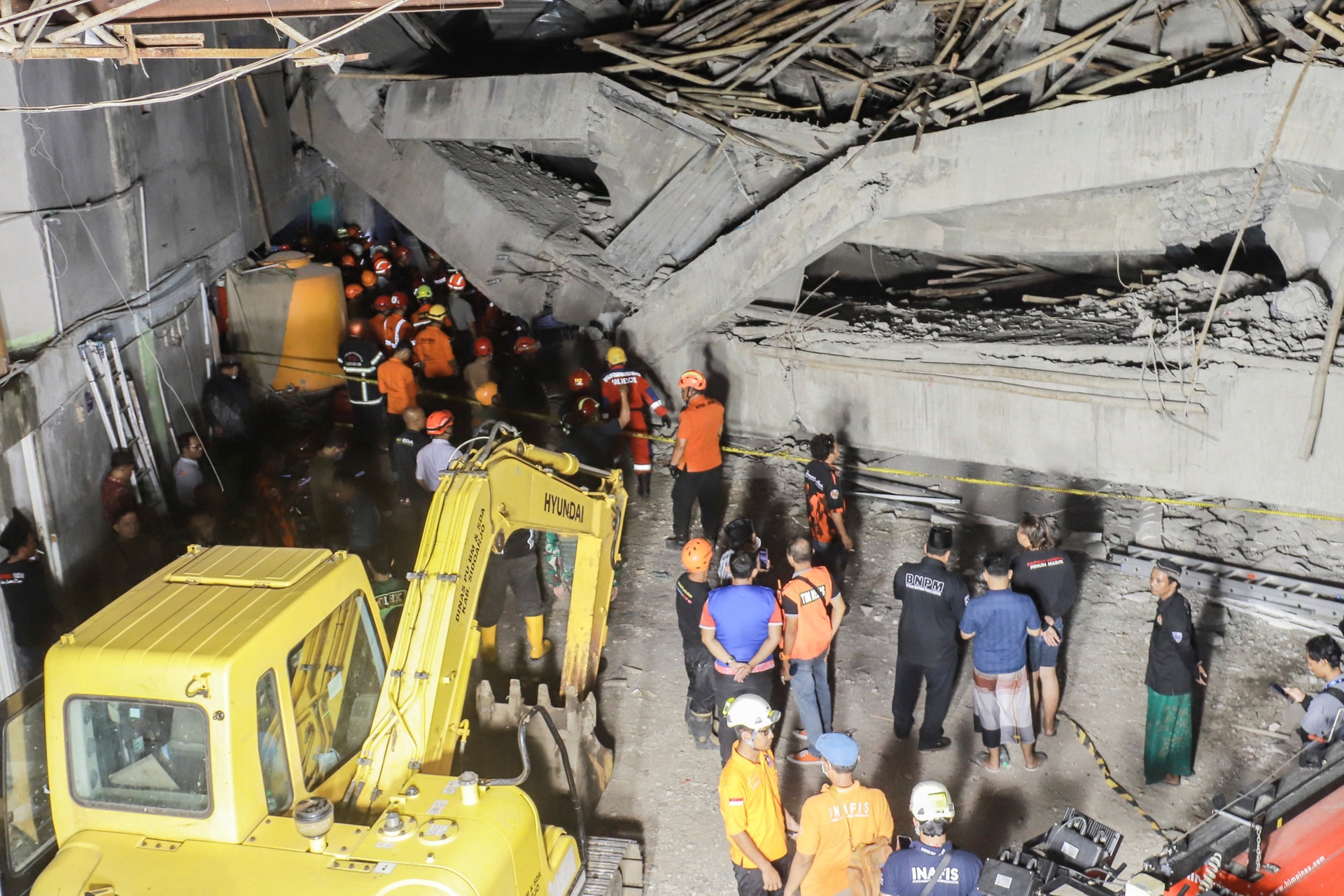 Sập trường học ở Indonesia, 38 người mắc kẹt - 7 Sập trường học ở Indonesia, 38 người mắc kẹt - 7