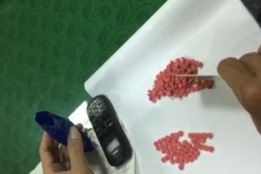 Nhét ma túy vào miệng nhai khi bị công an phát hiện