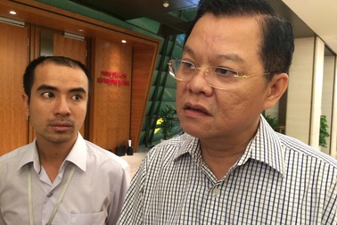 Đình chỉ 3 cán bộ công an vụ đổ trộm hàng trăm tấn bùn xuống sông Hồng