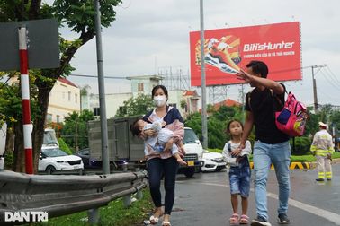 Kẹt xe cầu Rạch Miễu từ sáng đến chiều, nhiều người chấp nhận đi bộ về quê