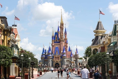 Công viên nổi tiếng thế giới cho 28.000 nhân viên nghỉ việc vì khó khăn