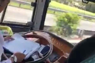 Đình chỉ tài xế vừa lái xe trên cao tốc vừa... ghi chép sổ sách