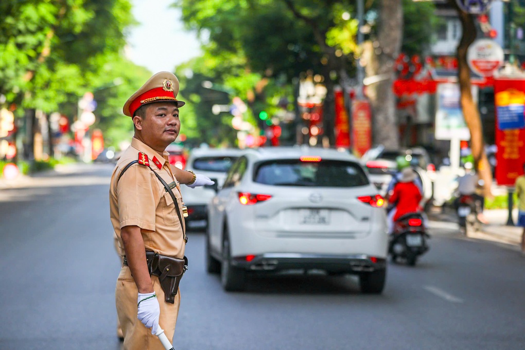CSGT phát tờ rơi, tuyên truyền về an toàn giao thông trong ngày khai giảng - 3 CSGT phát tờ rơi, tuyên truyền về an toàn giao thông trong ngày khai giảng - 3