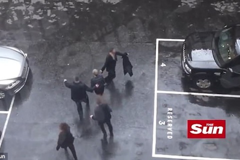 Thủ tướng Anh hoảng hốt chạy ra xe khi nghe tin vụ khủng bố ở London