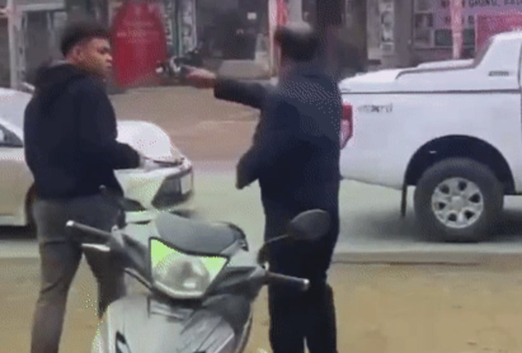 Gây tai nạn, tài xế ô tô ở Hà Nội đánh người - 1 Gây tai nạn, tài xế ô tô ở Hà Nội đánh người - 1