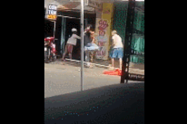 Clip “con tung chân đá cha già giữa đường” khiến cư dân mạng phẫn nộ tuần qua