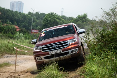 Các thế hệ xe Everest tranh tài ở cuộc đua địa hình off-road ở Hà Nội