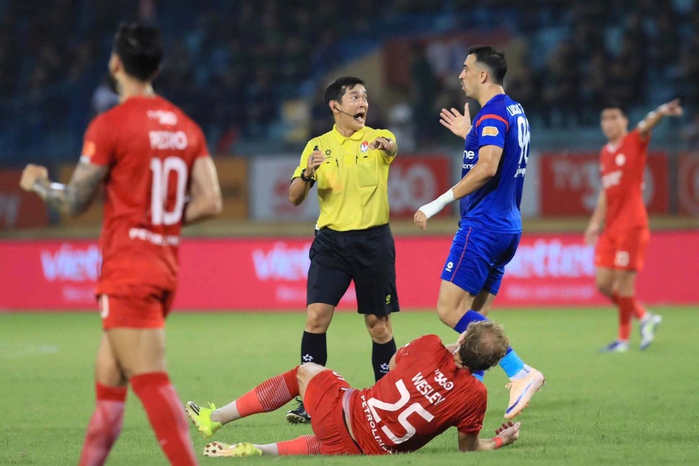 Trọng tài V-League bị đình chỉ vì thổi phạt đền chưa chính xác - 1