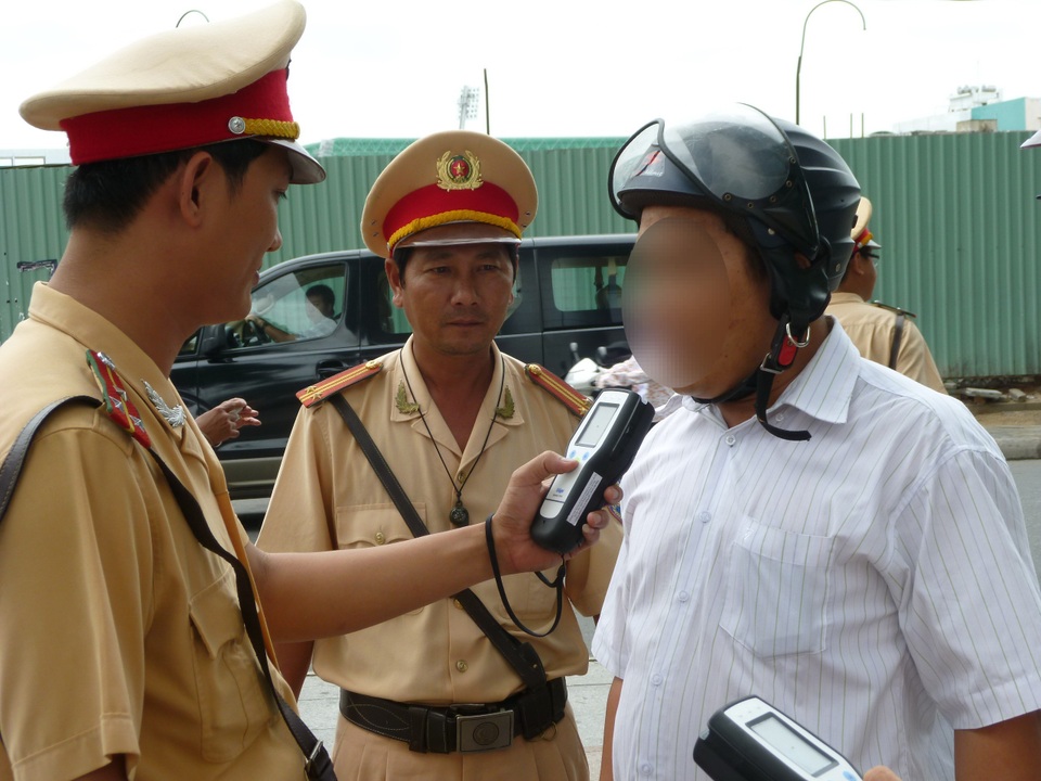 Phạt hàng chục triệu đồng tài xế chống đối kiểm tra nồng độ cồn - 1 Phạt hàng chục triệu đồng tài xế chống đối kiểm tra nồng độ cồn - 1
