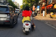 Công an Khánh Hòa truy tìm người phụ nữ đầu trần đi xe máy dắt 2 con chó