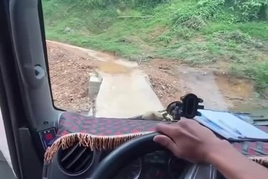 Tài xế xe tải liều lĩnh chạy qua cây cầu hẹp