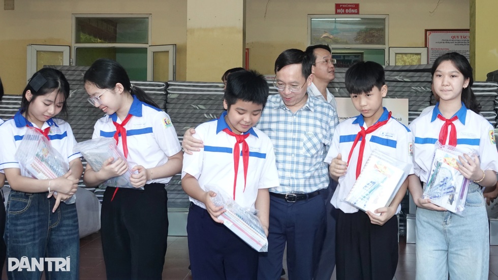 Báo Dân trí là đơn vị đầu tiên tặng quà, hỗ trợ học sinh Vị Xuyên - 3 Báo Dân trí là đơn vị đầu tiên tặng quà, hỗ trợ học sinh Vị Xuyên - 3