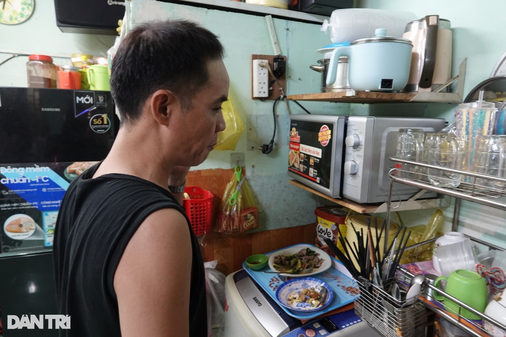 Bị cho nghỉ Tết sớm 1 tháng, công nhân ra chợ bán bột chiên kiếm sống - 2 Bị cho nghỉ Tết sớm 1 tháng, công nhân ra chợ bán bột chiên kiếm sống - 2