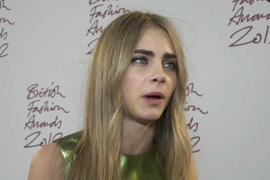 Cara Delevingne trả lời phỏng vấn