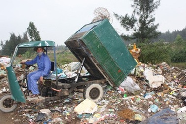 Đang làm giảng viên bỏ về quê... dọn rác