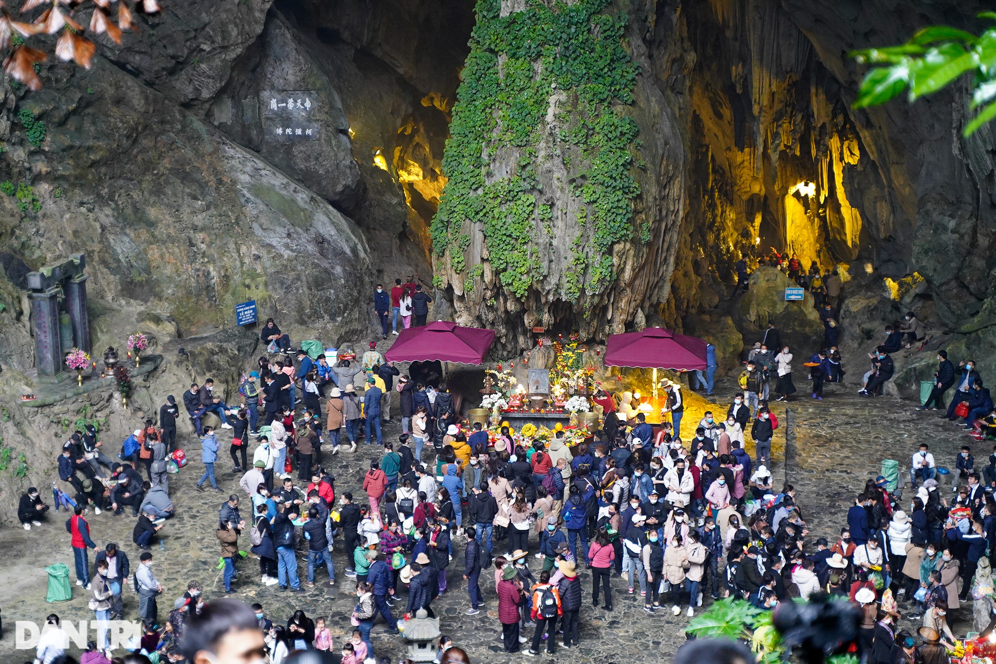 Hàng vạn người đội mưa trẩy hội chùa Hương ngày chính thức mở cửa trở lại - 6 Hàng vạn người đội mưa trẩy hội chùa Hương ngày chính thức mở cửa trở lại - 6