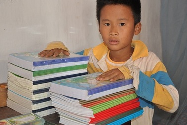 Nhiều tấm lòng bạn đọc Dân trí đến với cậu bé ăn ốc bươu vàng thay cơm