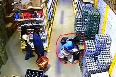 Người phụ nữ trộm bia nhanh như chảo chớp 