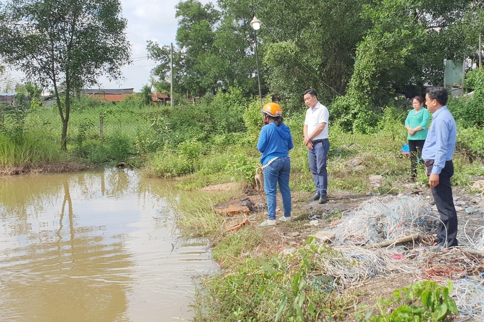 Hai bé trai tử vong dưới ao nước ở TPHCM - 1