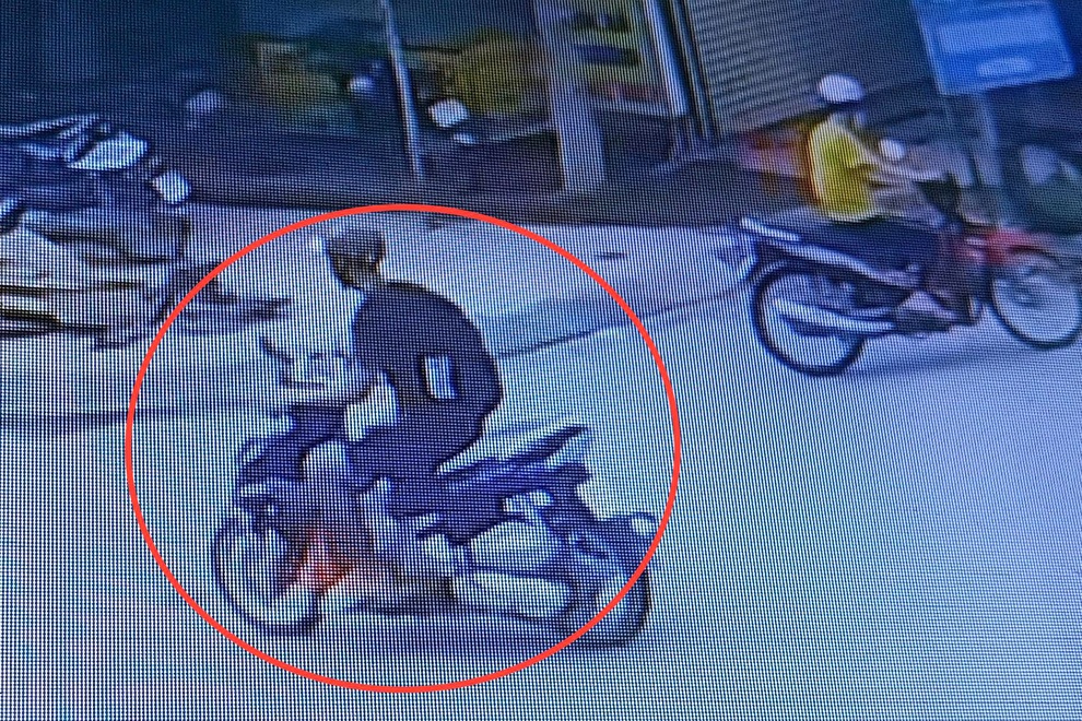 Tài xế GrabBike bị khách thủ dao đâm trọng thương, cướp xe giữa ban ngày - 1 Tài xế GrabBike bị khách thủ dao đâm trọng thương, cướp xe giữa ban ngày - 1