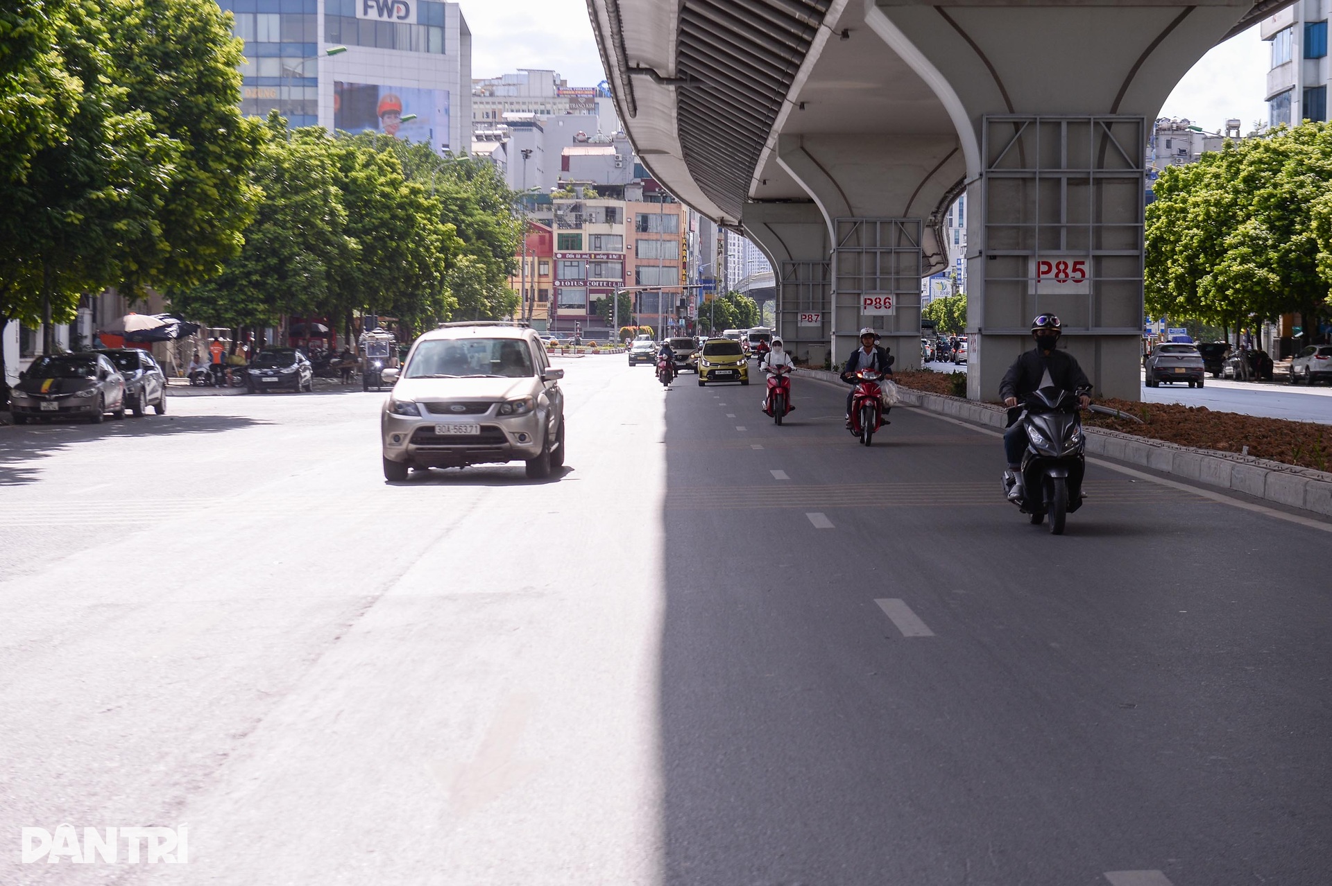 Đẫm mồ hôi mưu sinh dưới cái nắng đỉnh điểm gần 50 độ C ở Hà Nội - 1 Đẫm mồ hôi mưu sinh dưới cái nắng đỉnh điểm gần 50 độ C ở Hà Nội - 1