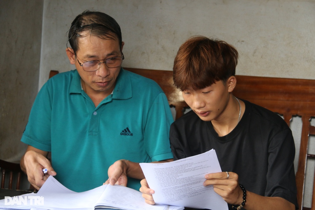 Thí sinh 53 tuổi dự thi tốt nghiệp THPT với đôi tay khiếm khuyết - 6 Thí sinh 53 tuổi dự thi tốt nghiệp THPT với đôi tay khiếm khuyết - 6