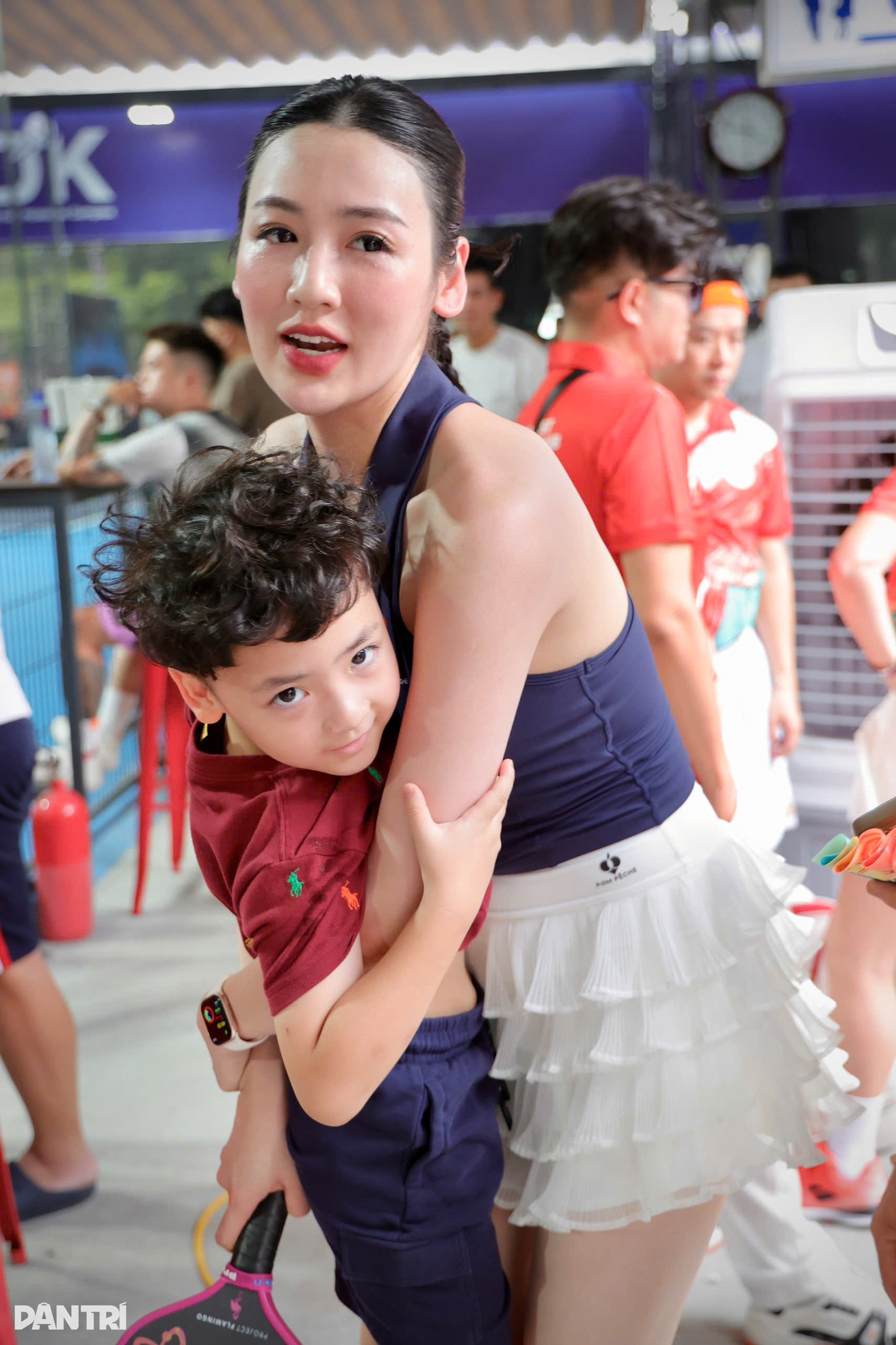 Á hậu Tú Anh khoe dáng gợi cảm đấu pickleball, chồng con cổ vũ nhiệt tình - 7