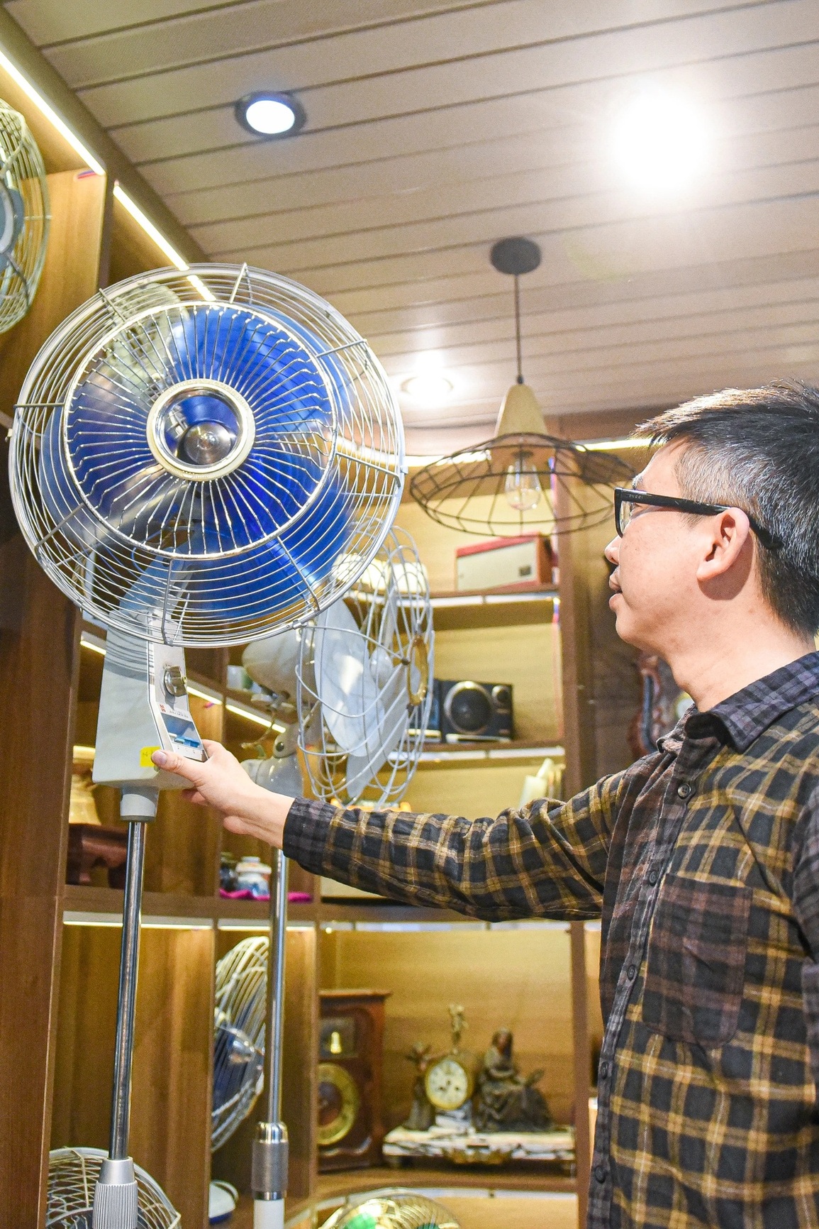 Đôi quạt cổ khổng lồ, 50 năm tuổi giá trăm triệu đồng của ông bố ở Hà Nội - 11 Đôi quạt cổ khổng lồ, 50 năm tuổi giá trăm triệu đồng của ông bố ở Hà Nội - 11
