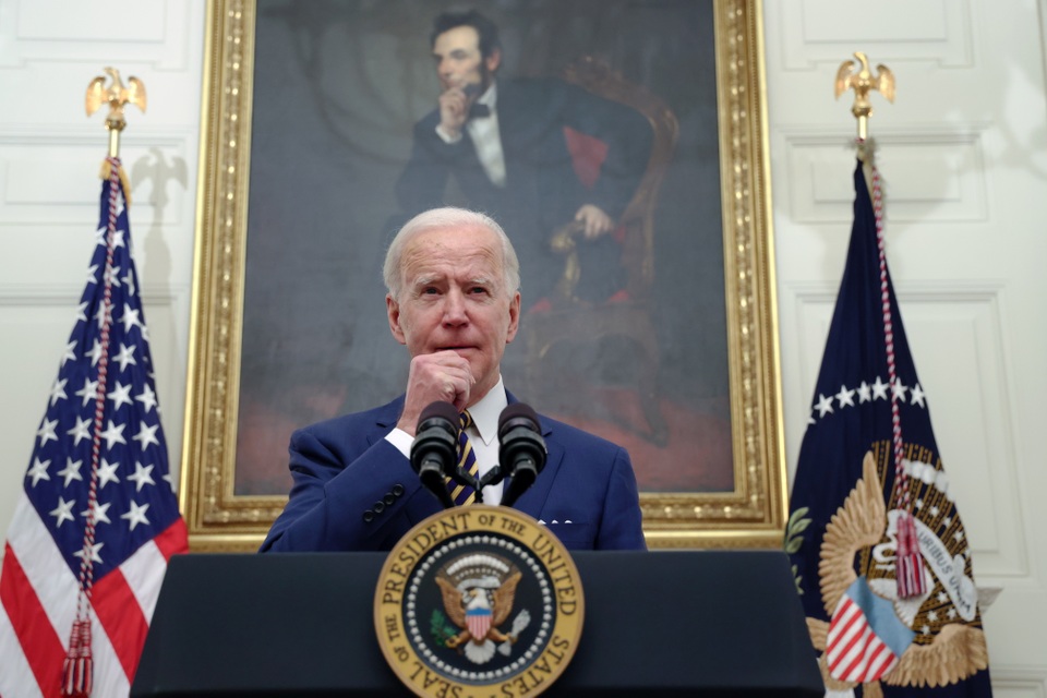 Ông Biden xin lỗi vụ vệ binh quốc gia phải ngủ trên sàn nhà để xe - 1