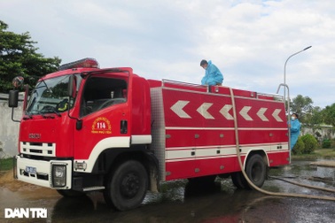 Xe chữa cháy tiếp nước sạch cho khu cách ly và bệnh viện điều trị Covid-19