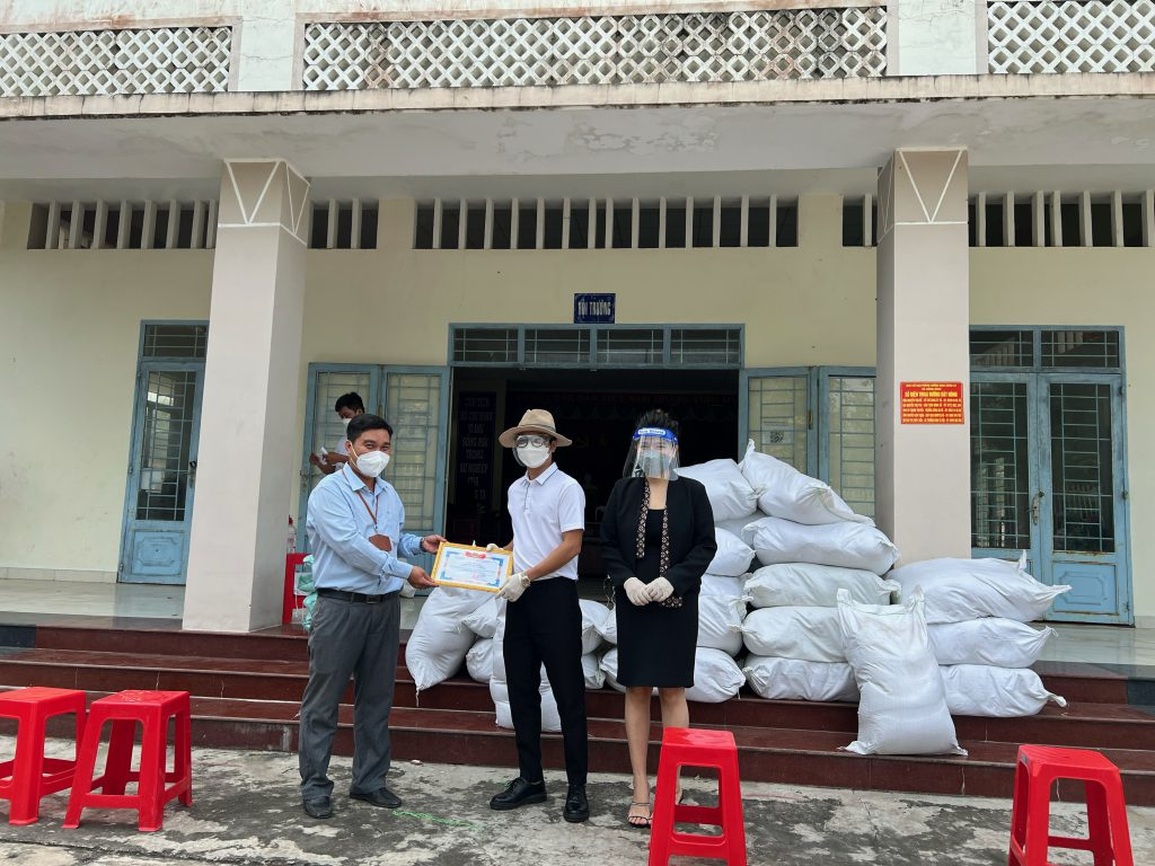 Công ty cổ phần SOCOS tặng gạo cho người dân vùng cách ly - 1 Công ty cổ phần SOCOS tặng gạo cho người dân vùng cách ly - 1