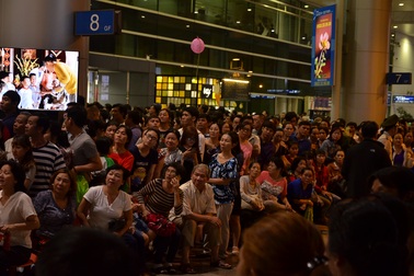 "Biển" người trắng đêm chờ đón Kiều bào, Tân Sơn Nhất quá tải