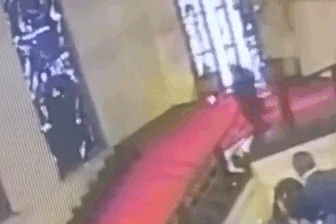 Chính trị gia Italy trượt chân làm vỡ kiệt tác kính màu 93 năm tuổi