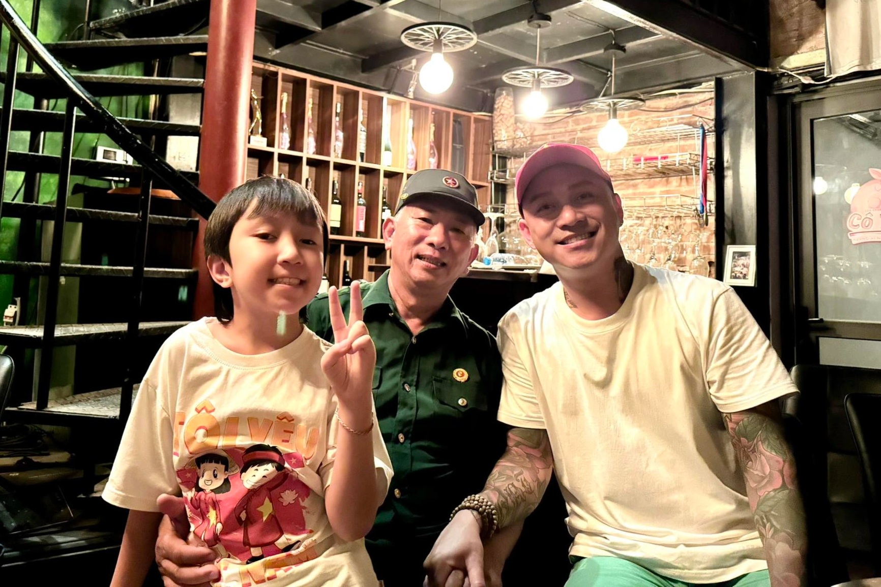 Tuấn Hưng mở cửa nhà phố cổ, đón cựu chiến binh vào nghỉ chờ xem diễu binh - 2