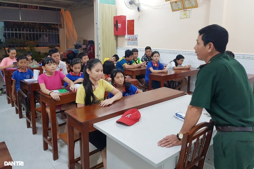 Thầy giáo mang quân hàm xanh” 16 năm dạy lớp học tình thương - 1 Thầy giáo mang quân hàm xanh” 16 năm dạy lớp học tình thương - 1