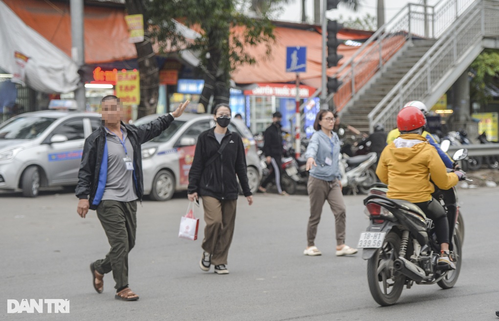 Người đi bộ phớt lờ cầu bộ hành, ngang nhiên băng qua đường ở Hà Nội - 6 Người đi bộ phớt lờ cầu bộ hành, ngang nhiên băng qua đường ở Hà Nội - 6