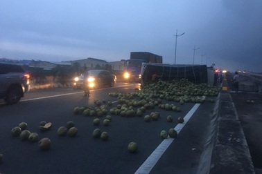 Xe chở dừa nổ lốp trên cao tốc gây tai nạn liên hoàn