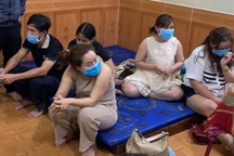 8 "quý bà" sát phạt nhau bằng trò "binh xập xám"