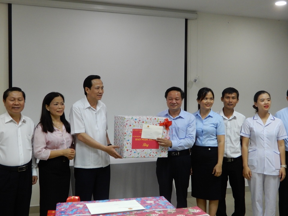 Bộ trưởng Bộ LĐ-TBXH thăm và tặng quà cho người có công tại Đà Nẵng - 4 Bộ trưởng Bộ LĐ-TBXH thăm và tặng quà cho người có công tại Đà Nẵng - 4