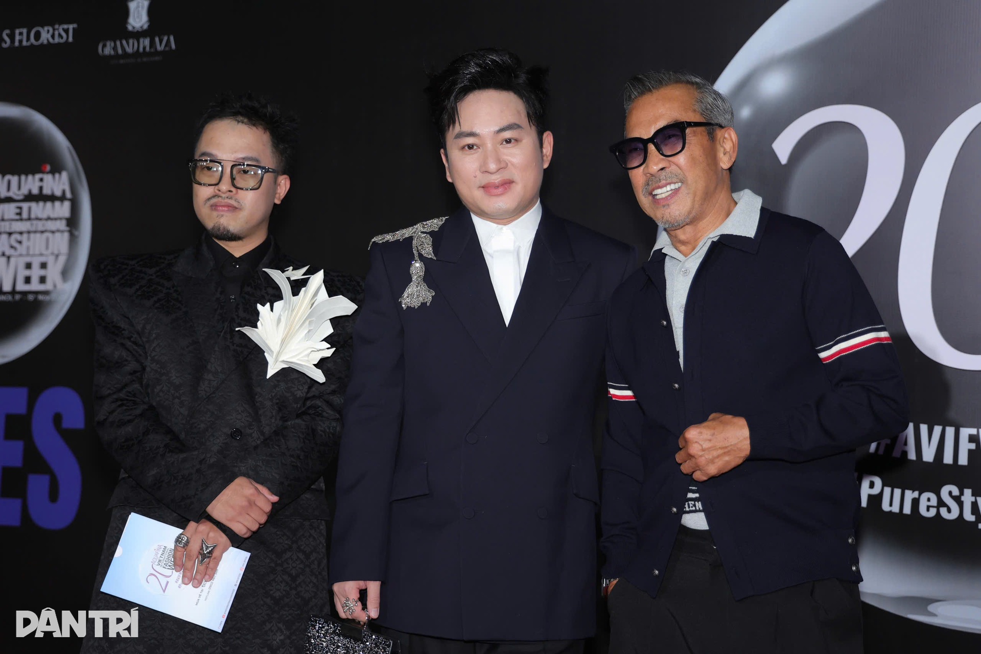 Tùng Dương “chặt chém” thảm đỏ với trang phục hàng hiệu giá nửa tỷ đồng - 5 Tùng Dương “chặt chém” thảm đỏ với trang phục hàng hiệu giá nửa tỷ đồng - 5