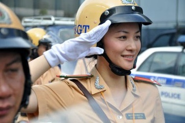 CSGT phải cười và biết xin lỗi dân trước khi xử phạt!