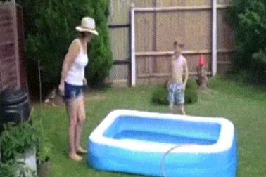 Clip hài: Bó tay với các ông bố bà mẹ nghịch hơn cả trẻ con