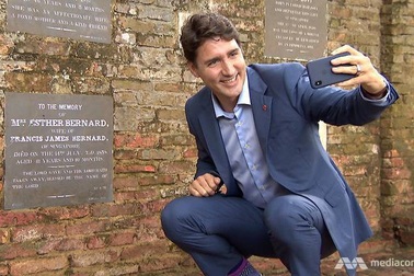 Khoảnh khắc "tự sướng" đặc biệt của Thủ tướng Canada tại Singapore