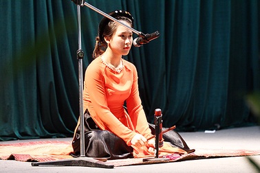 Nữ sinh hát ca trù gây ấn tượng tại cuộc thi Đại sứ THPT Chu Văn An