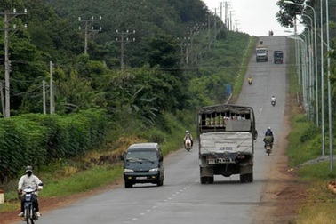 Không tính tiền làm đường chở bô-xít: Lỗi TKV!