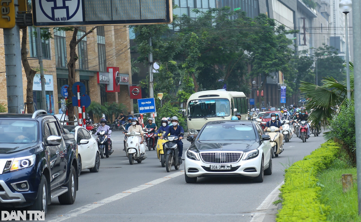 Hà Nội: Biển cấm xe máy trên cầu vượt đang để... làm cảnh? - 5 Hà Nội: Biển cấm xe máy trên cầu vượt đang để... làm cảnh? - 5