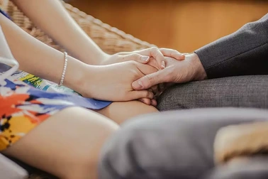 Không thể hiểu nổi: Đàn ông lang chạ vẫn nói "một lòng" với vợ con