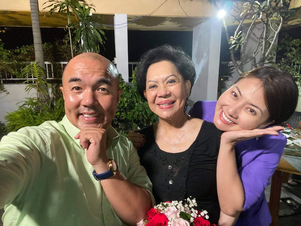 Danh ca Giao Linh trải lòng về hôn nhân bên chồng và 6 người con riêng - 1 Danh ca Giao Linh trải lòng về hôn nhân bên chồng và 6 người con riêng - 1