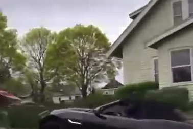 Pha hạ xe sang Jaguar F-Type đầy tốn kém, rơi từ xe chuyên chở xuống đường